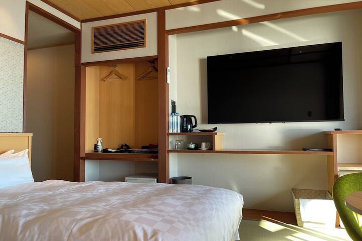 Room 17 of 40