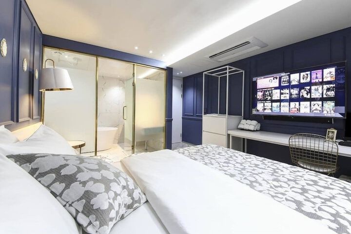 Room 6 of 44