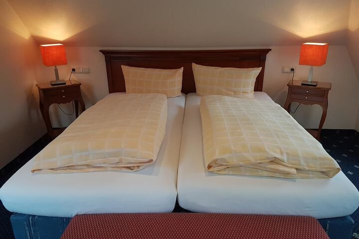 Room 16 of 40