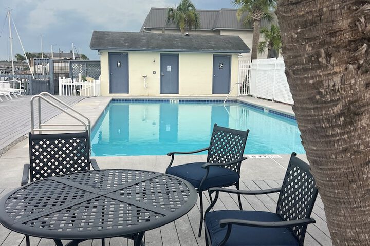 Pool 22 of 28