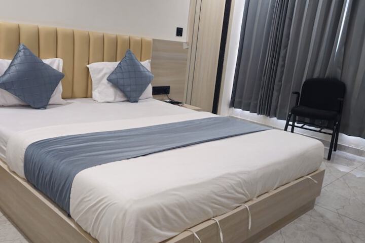 Room 6 of 33