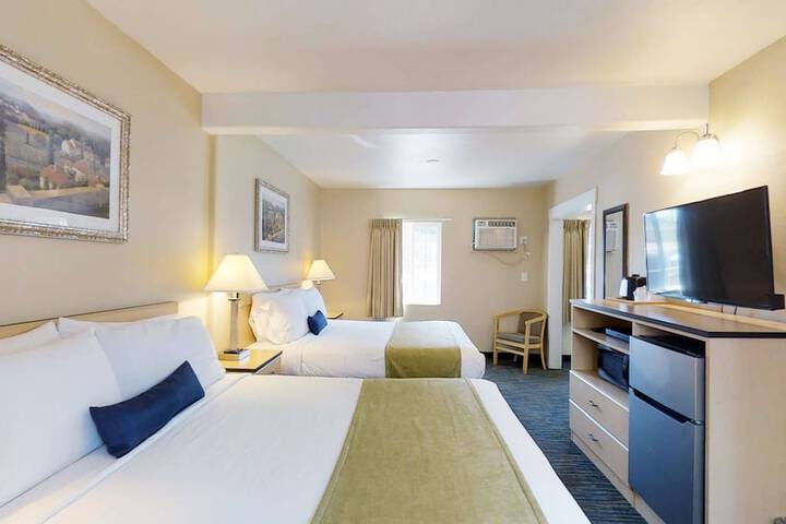 1 Queen Bed (12 of 12)