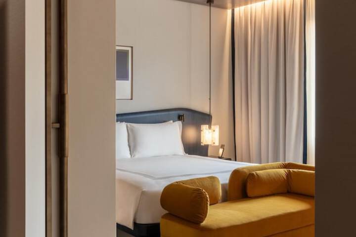 Room 42 of 94