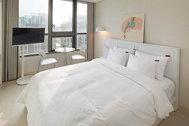 Room 42 of 90