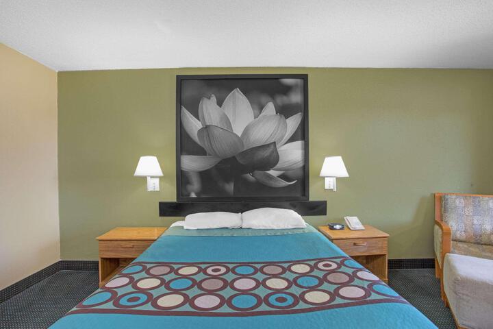 1 Queen Bed (4 of 4)