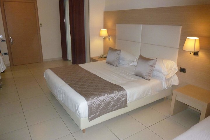 Room 6 of 26