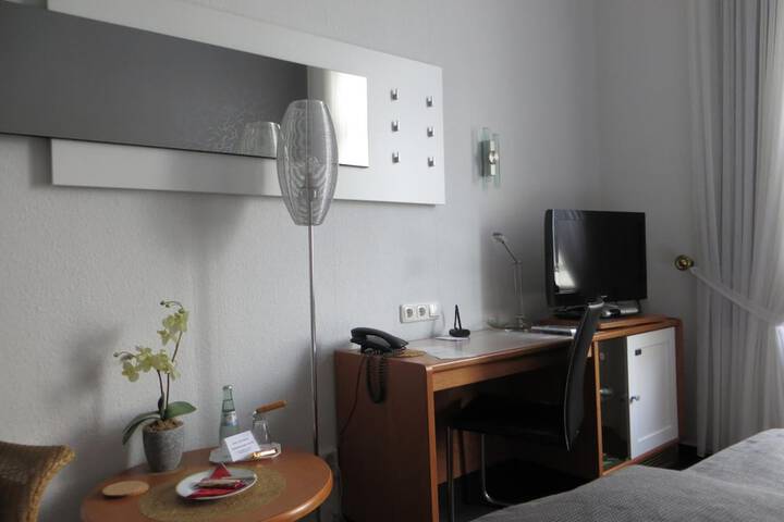 Room 8 of 33
