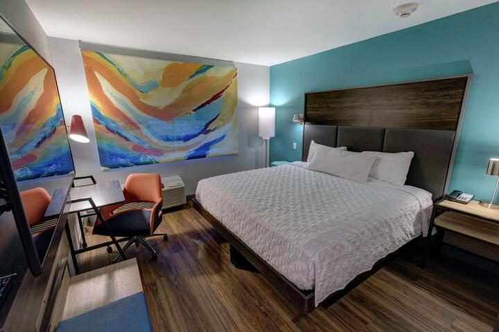 1 King Bed (4 of 10)