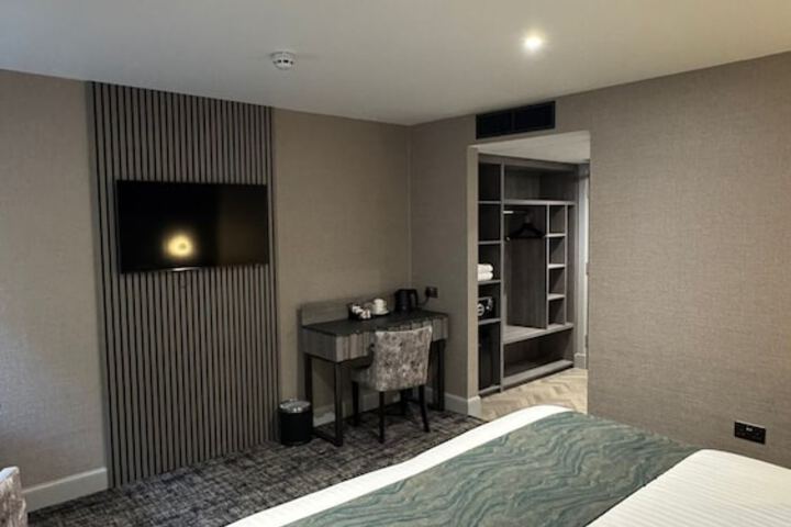 Room 7 of 32