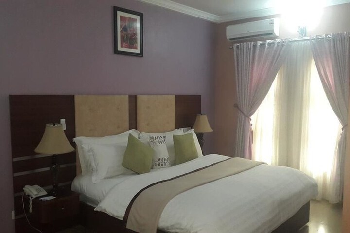 Room 6 of 24