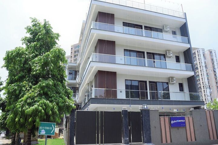 Radiant Blu Hotels Sector 70