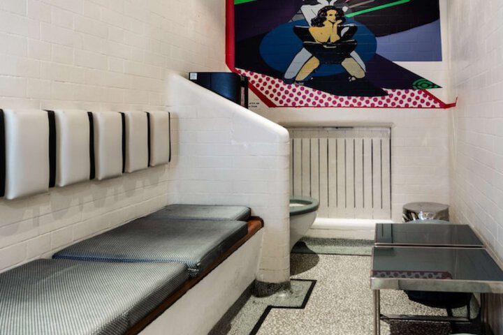 Lounge 60 of 76