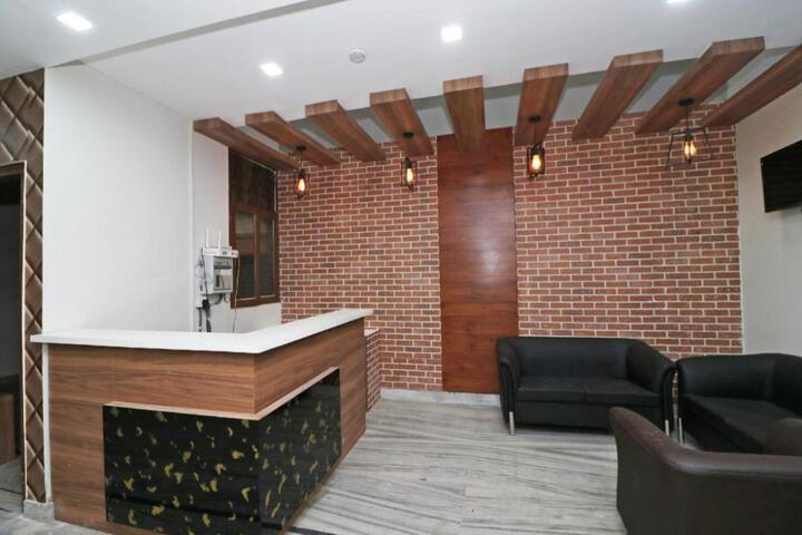 Capital O Esscon House Near Payal Cinema