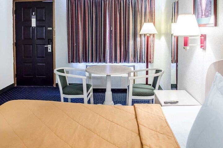 1 King Bed (4 of 7)