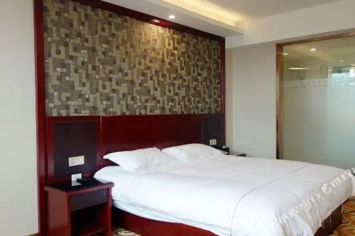 Nayesi Hotel