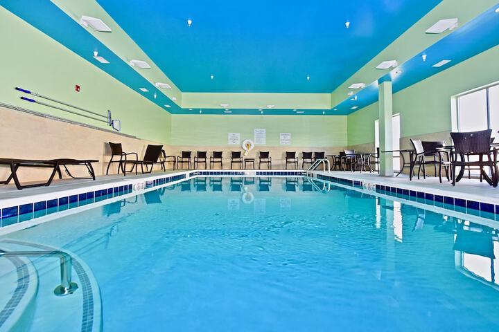 Swimming pool at Holiday Inn Express & Suites Perryville by IHG