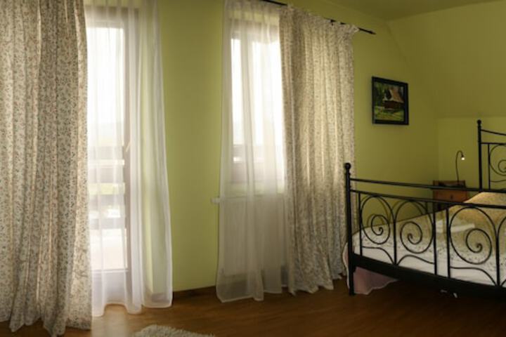 Room 4 of 25