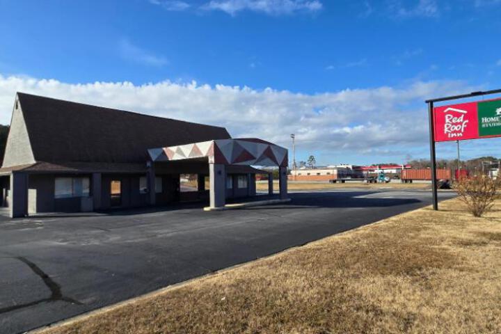 Exterior of HomeTowne Studios LaGrange