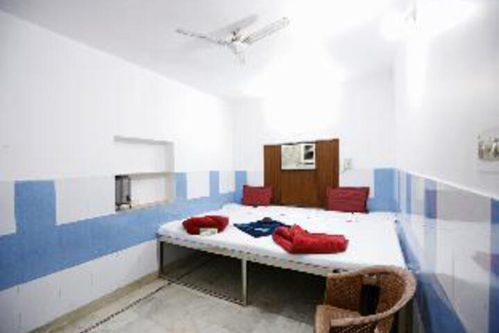 Room 19 of 38