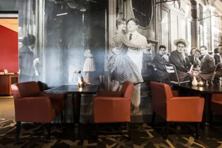 Lounge 64 of 77