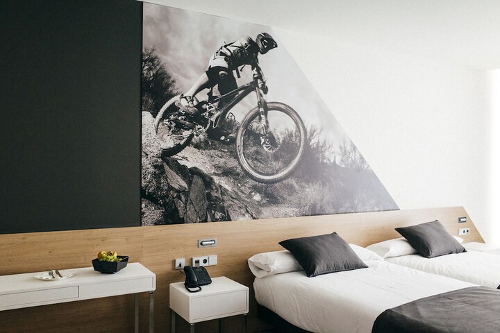 Room 3 of 93