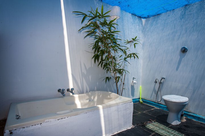 Deep soaking bathtub