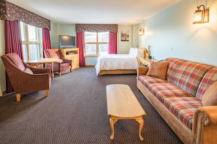 1 Queen Bed (3 of 17)