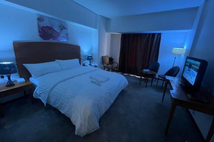 Room 4 of 9