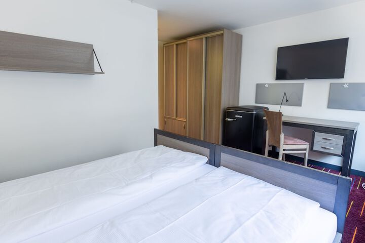 Room 4 of 8