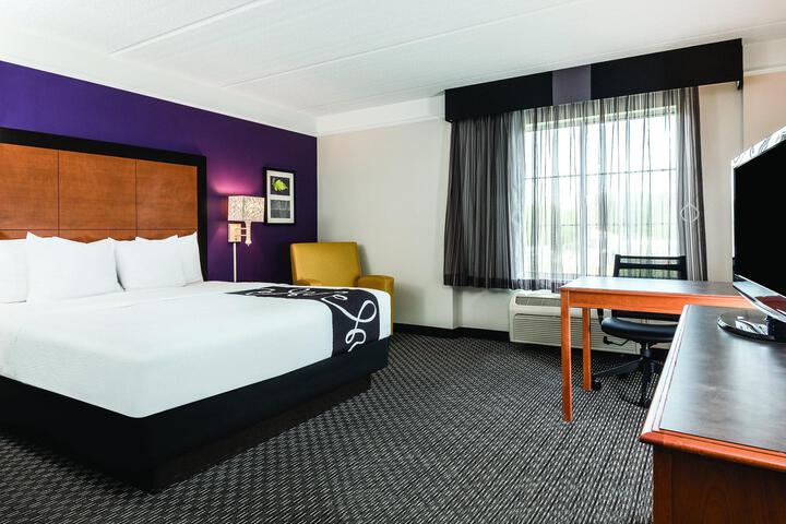 2 Double Beds Mobility Hearing Accessible Room Roll in Shower (6 of 15)