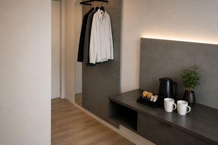 Room 6 of 16