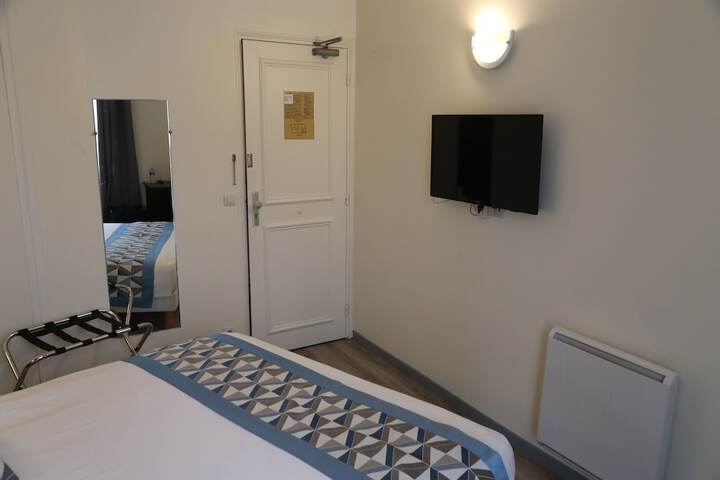Room 9 of 33
