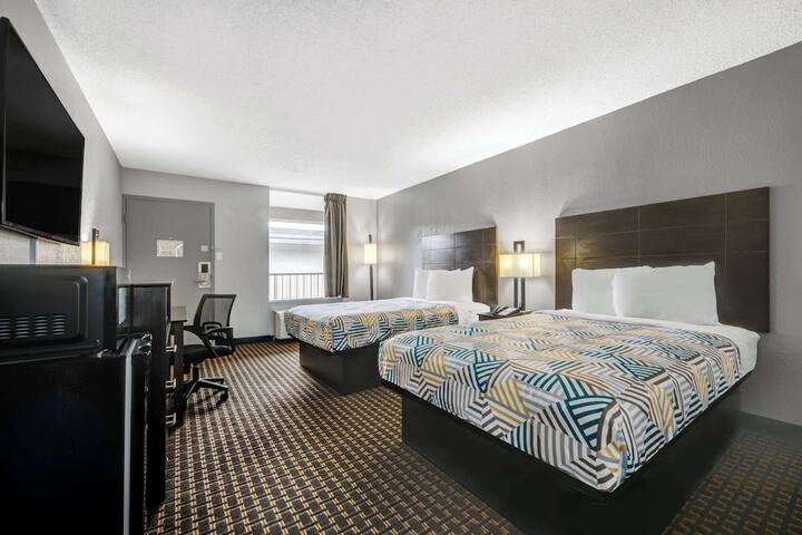 Deluxe Room 2 Double Beds Refrigerator, Microwave (7 of 11)