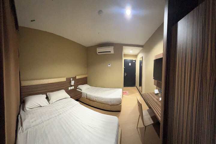 Room 7 of 9