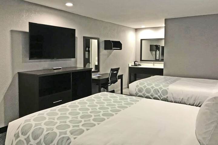 2 Queen Beds (2 of 8)