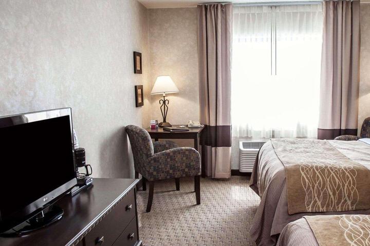1 Queen Bed (4 of 14)