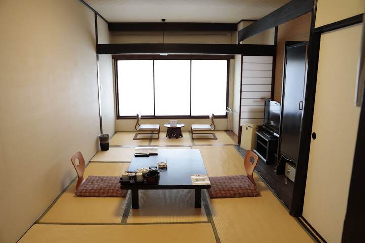 Room 8 of 40