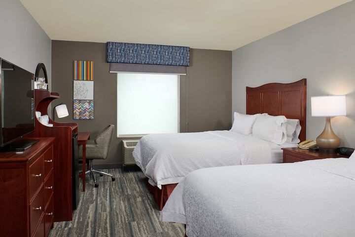 2 Queen Beds (12 of 17)