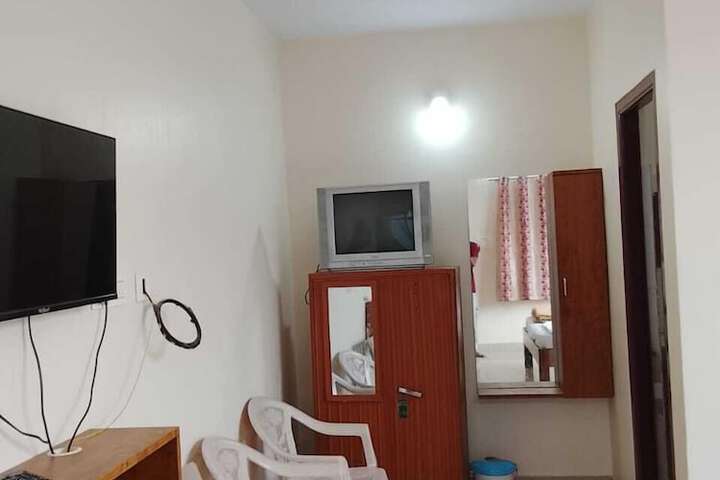 Room 7 of 28