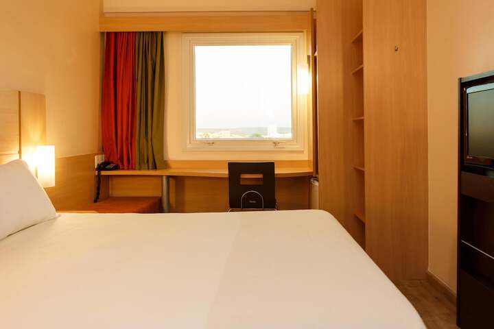 Room 10 of 32