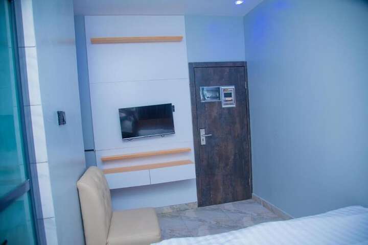 Room 6 of 40