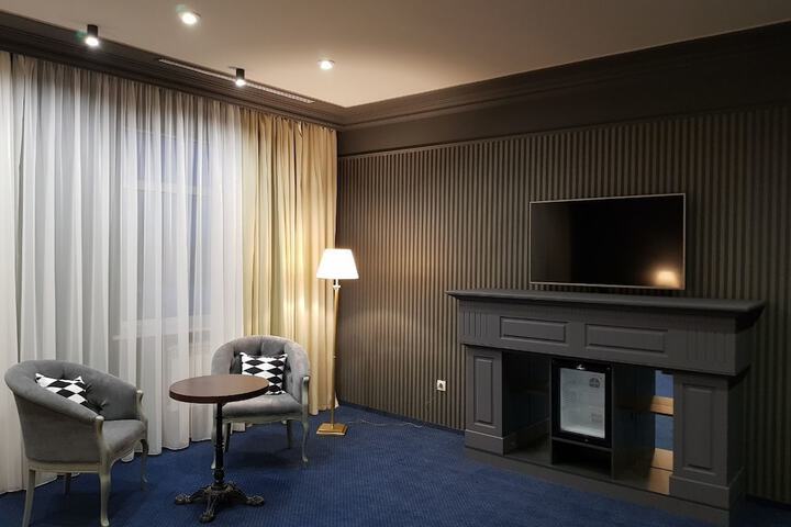 Room 25 of 38