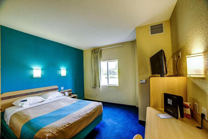 1 Queen Bed (6 of 11)