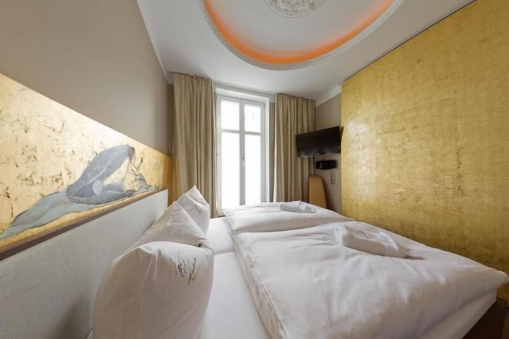 Room 9 of 38