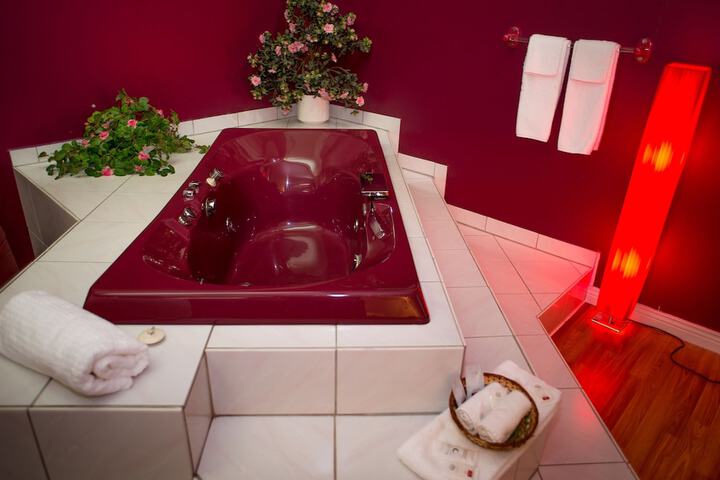Deep soaking bathtub