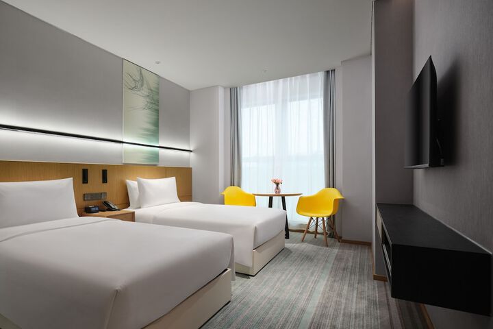 Room 6 of 10