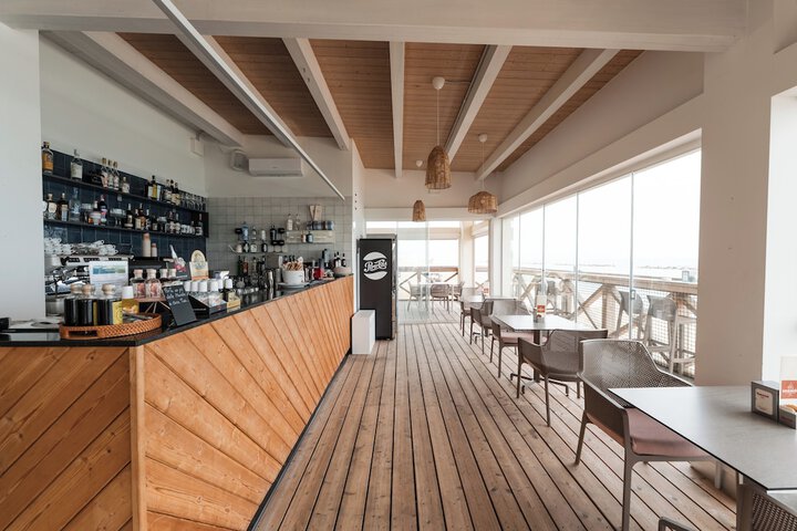Swim-up bar