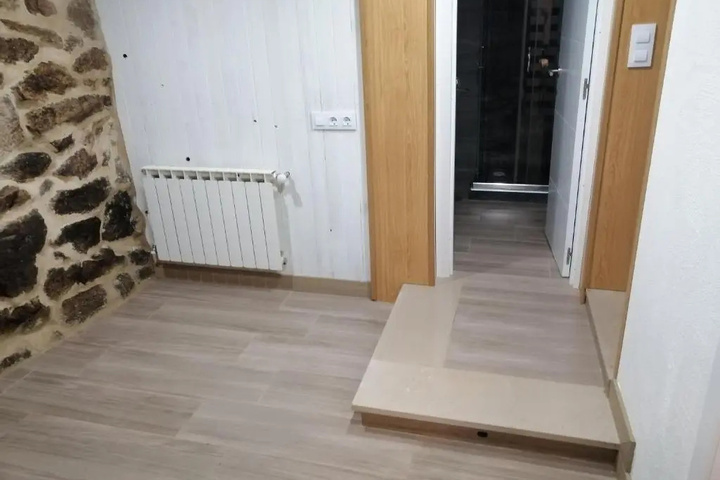 Room 9 of 18