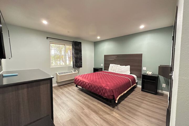 Double or Twin with Double Bed (10 of 13)