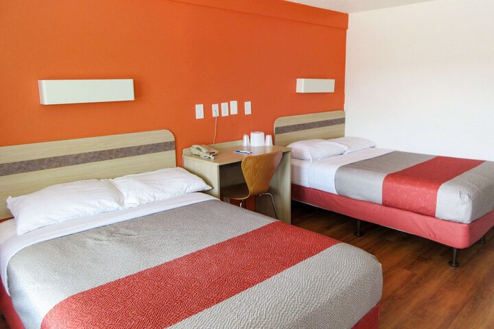 2 Double Beds Accessible (9 of 10)